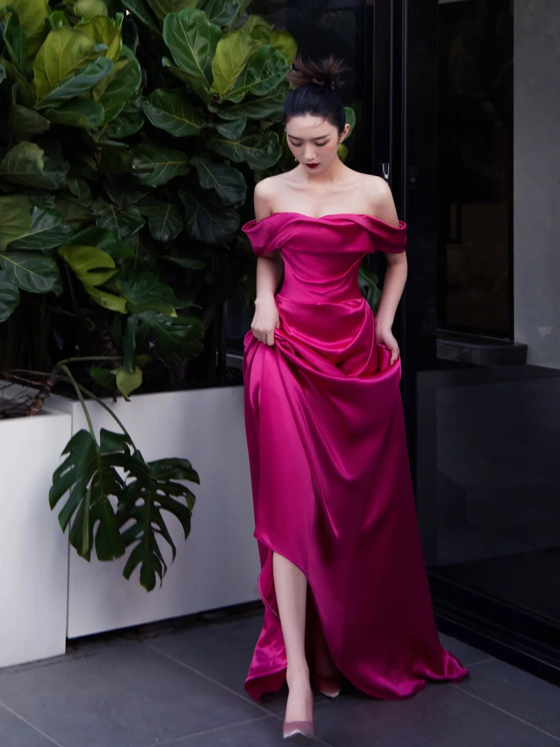 

Ele Bridal Gown with Strapl Design for Engagement And Wedding Dinner Evening Dr Luxury mat Long Tail Dr