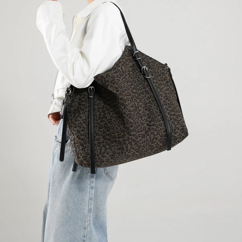 

Hasp Leopard Print Shoulder Bags Large Capacity Women's Bags 2025 Basic Style Versatile Commuting Youth Women's Handbags