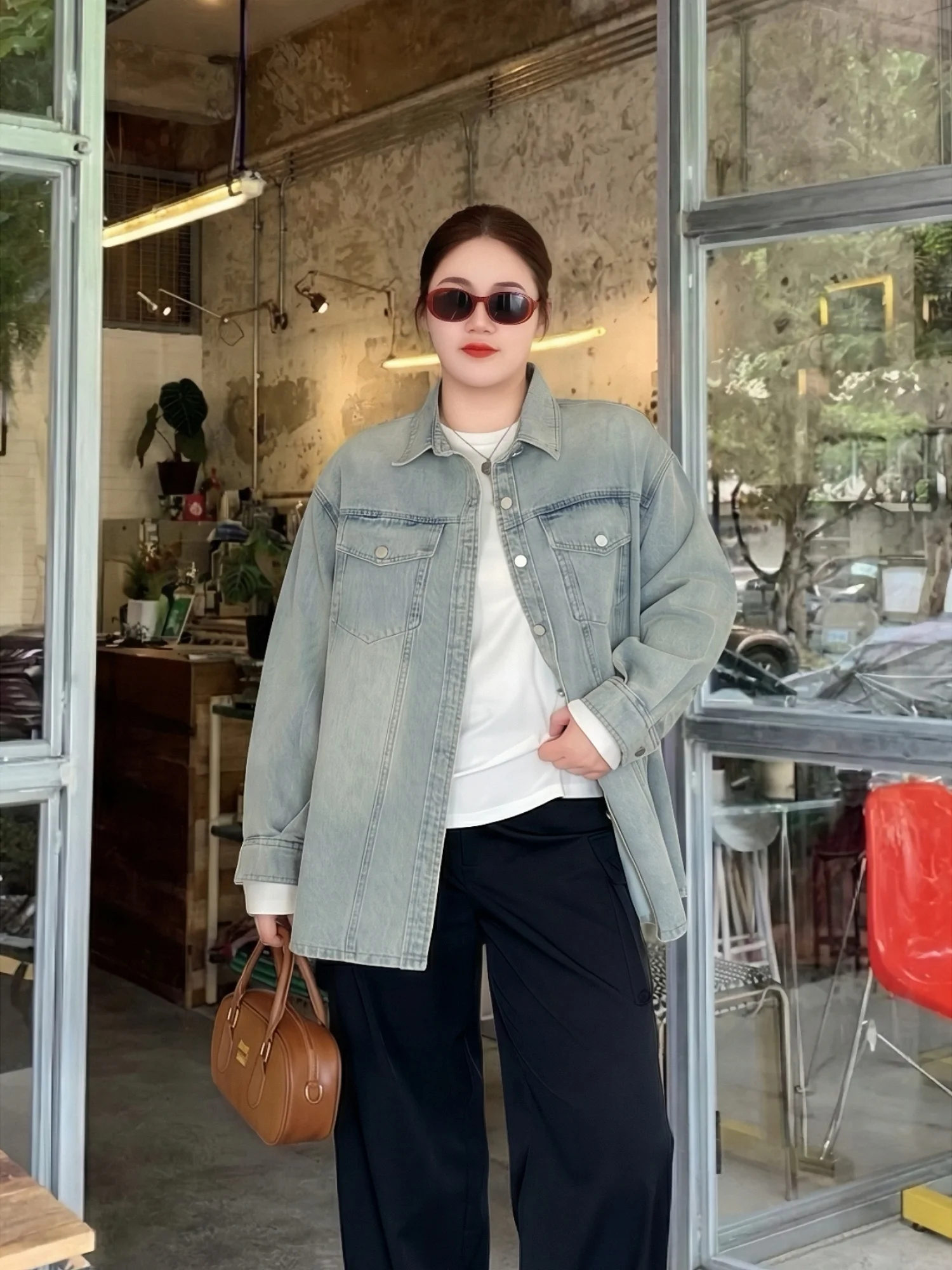 

Женская повседневная винтажная джинсовая рубашка большого размера, весенняя куртка в городском стиле, с воротником, длинными рукавами, из смесового хлопка и полиэстера