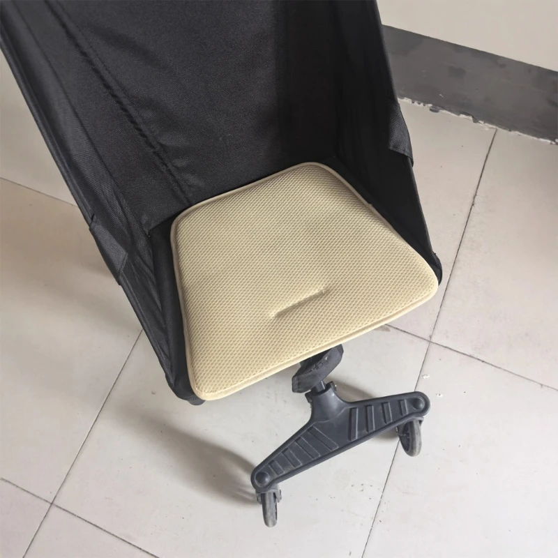 وسادة إدراج مريحة لعربات الأطفال، تصميم مجوف يسمح بالتهوية وتفاصيل سريعة الجفاف