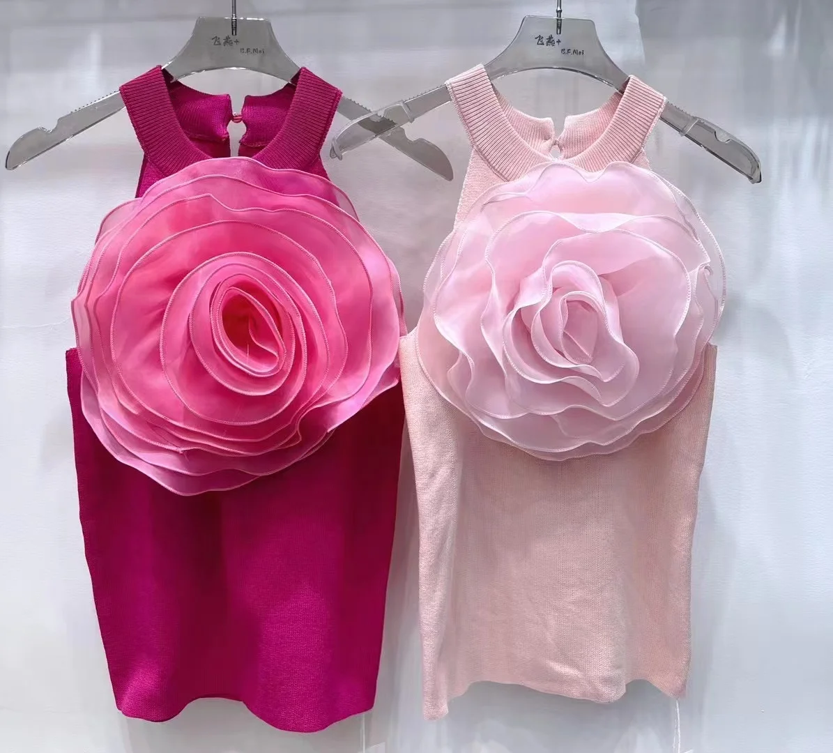 2024 Summer New Arrival Knitwear Sexy Crop Tank Top Femme Black White 3D Flower Sexy Sleeveless Knitted Top Slim Fit Halter Vest