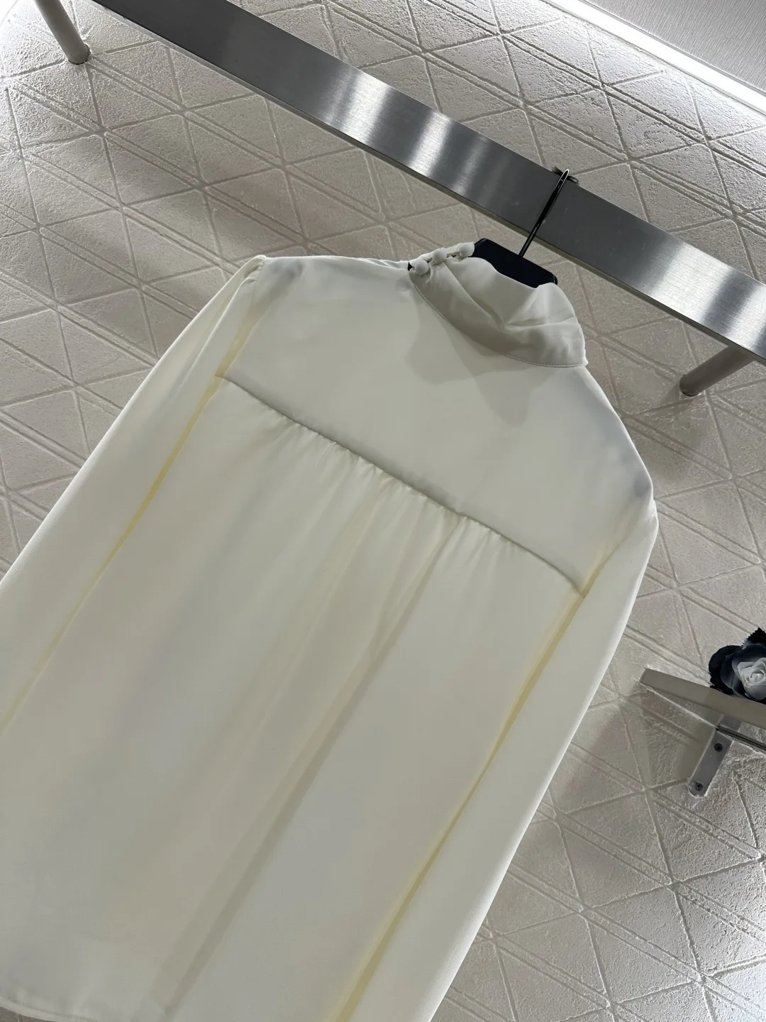 Beiges, glattes, lockeres Satin-Hemd mit schrägem Revers und V-Ausschnitt, hochwertiges und stilvolles, leichtes soziales Oberteil für den Arbeitsplatz