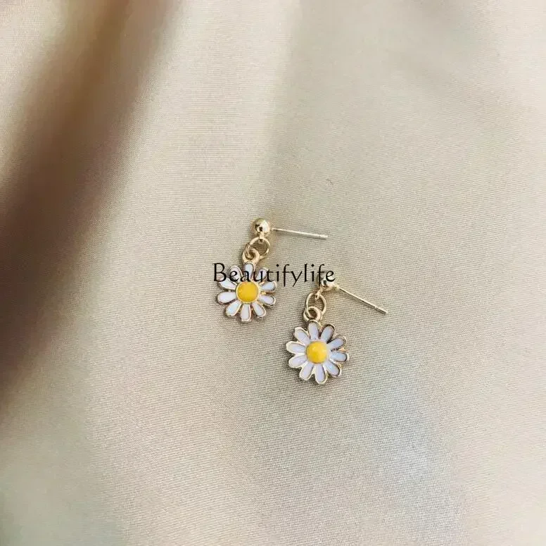 

Small daisy flower stud earrings personalized femininity Korean versatile earrings simple