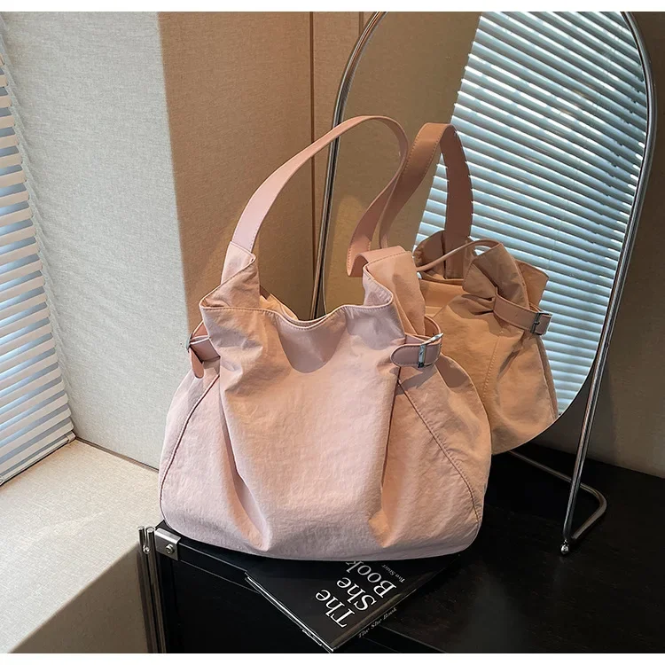 

Korean Niche Casual Simple Magnetic Snap Tote Bag for Women - High-End Commuter Lightweight Nylon Large Capacity Shoulder Bag