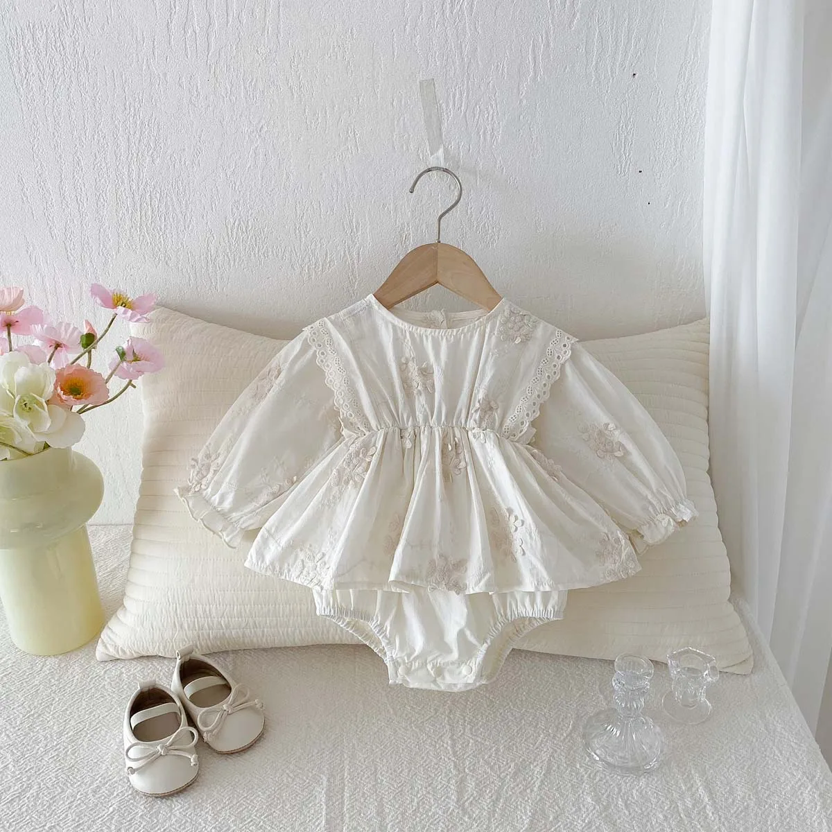 

Korean version of baby girl spring and autumn embroidered sweet jumpsuit, baby girl cotton cute long sleeve jumpsuit, very suita