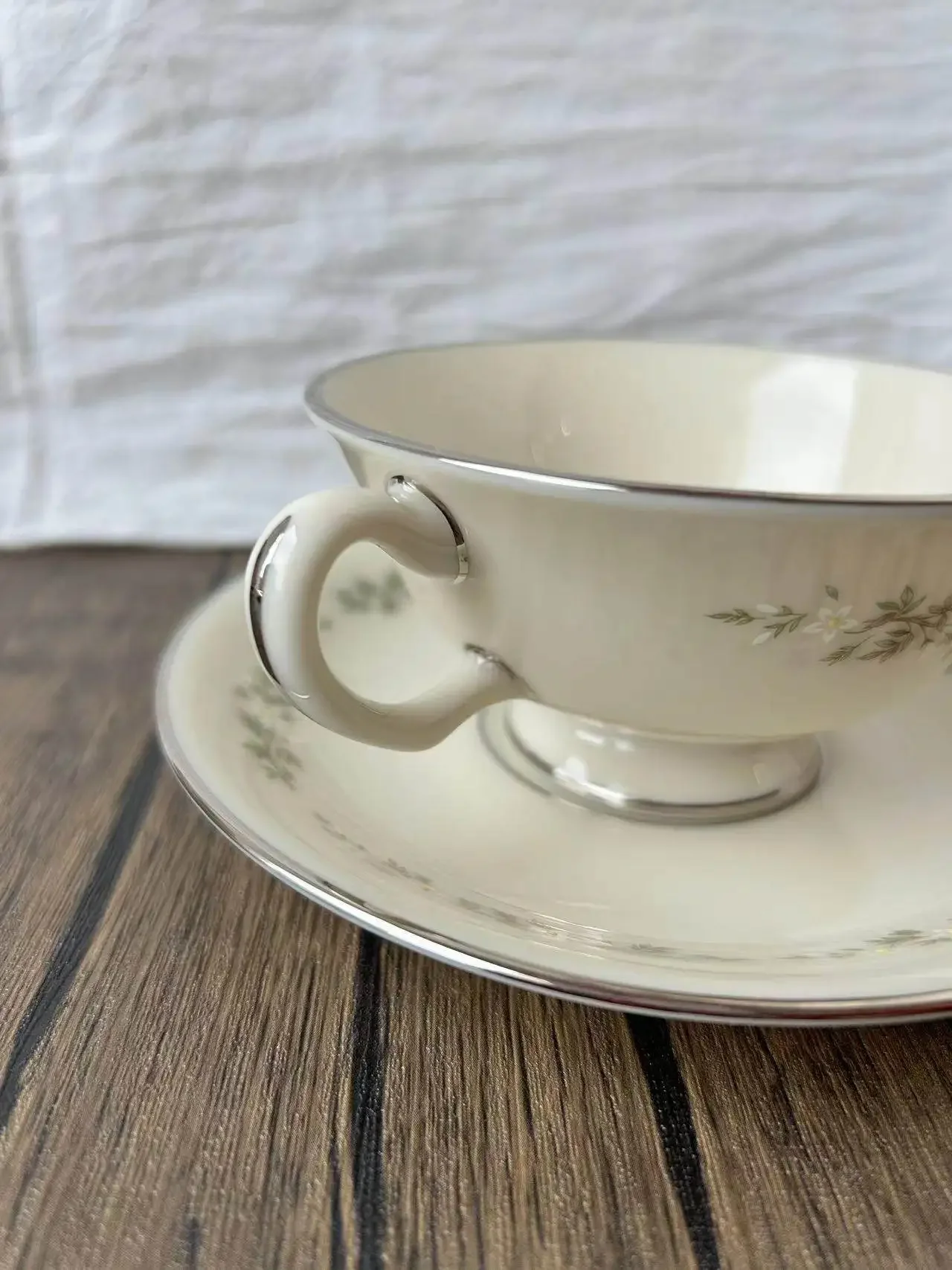 American European medieval court small daisy edge, coffee cup saucer tea cup