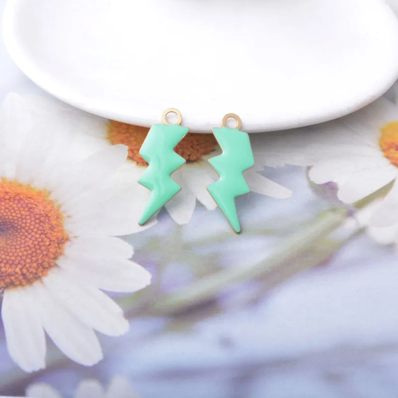 10 Stück, beidseitig mit Emaille verzierte Blitzanhänger, Kupfer, mit Öltropfen-Optik, zum Basteln von Schmuck, Ohrringen und Halsketten. – Detail 10