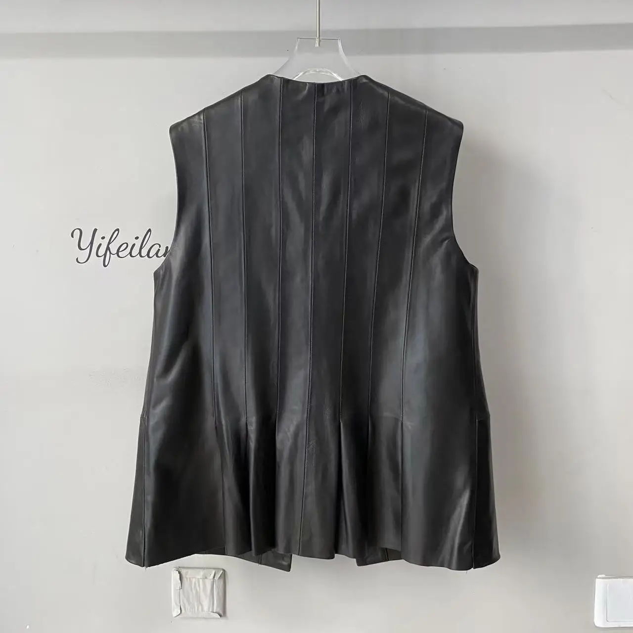 Nowa damska kamizelka ze skóry naturalnej owczej na jesień 2025, uniwersalna, średniej długości, z dekoltem w serek, wielofunkcyjna odzież wierzchnia.