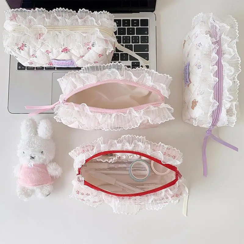 Niedliche, mit Spitze verzierte, gesteppte Kosmetiktasche mit großem Fassungsvermögen und hübschen Blumenmuster, ideal für die tägliche Aufbewahrung von Make-up, für Reisen und den Schulgebrauch. – Detail 7