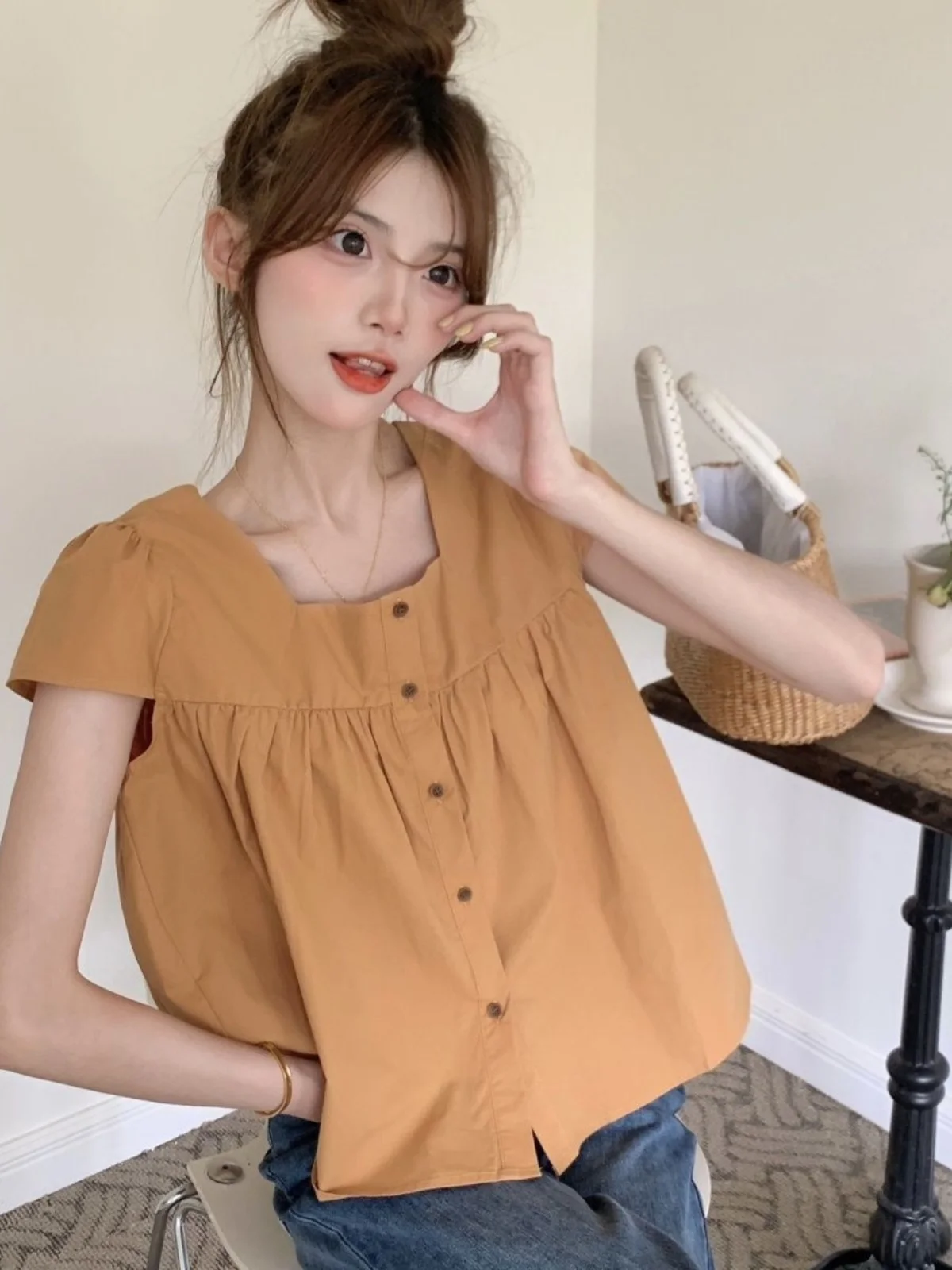 

Летний женский топ 2024 года в корейском стиле с квадратным вырезом, однотонный, на пуговицах, приталенный, стройнящий, скрывающий недостатки фигуры