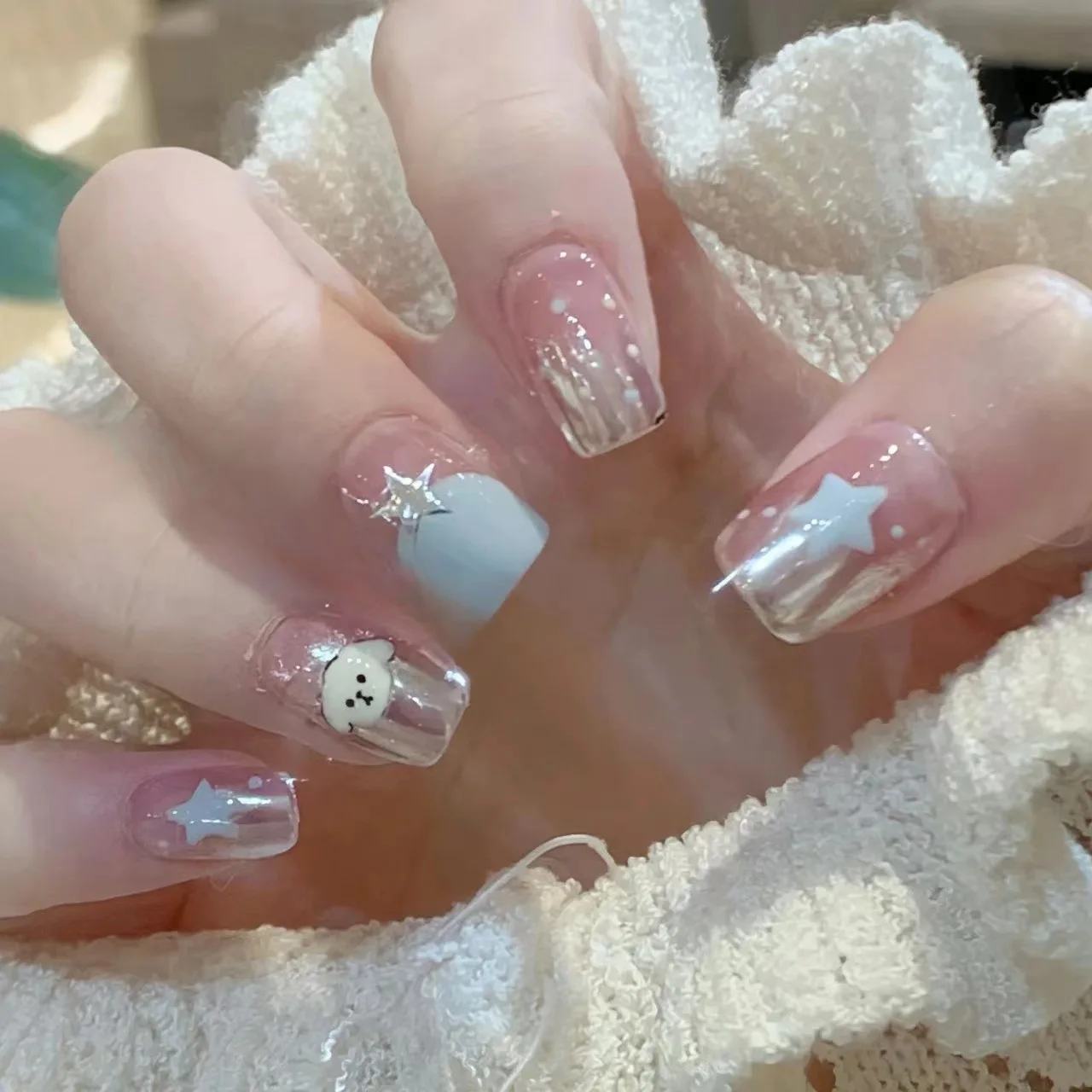 Press On Nails Handmake Cute Milky White Puppy Stars Mirror Reflective Short Fake Nail Patches Removable and Reusable