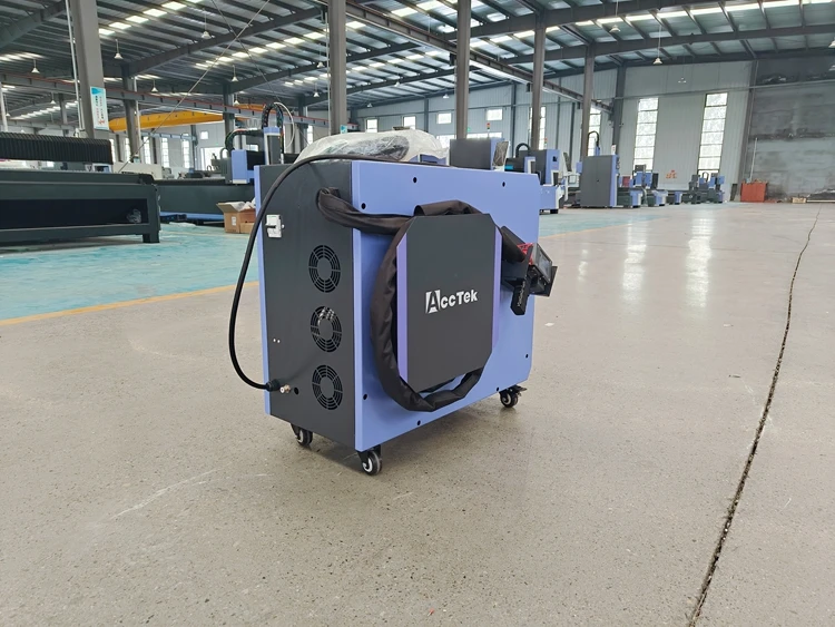 Pulitore per legno laser 300W Macchina per la pulizia laser a impulsi portatile raffreddata ad aria di vendita calda per ruggine e legno