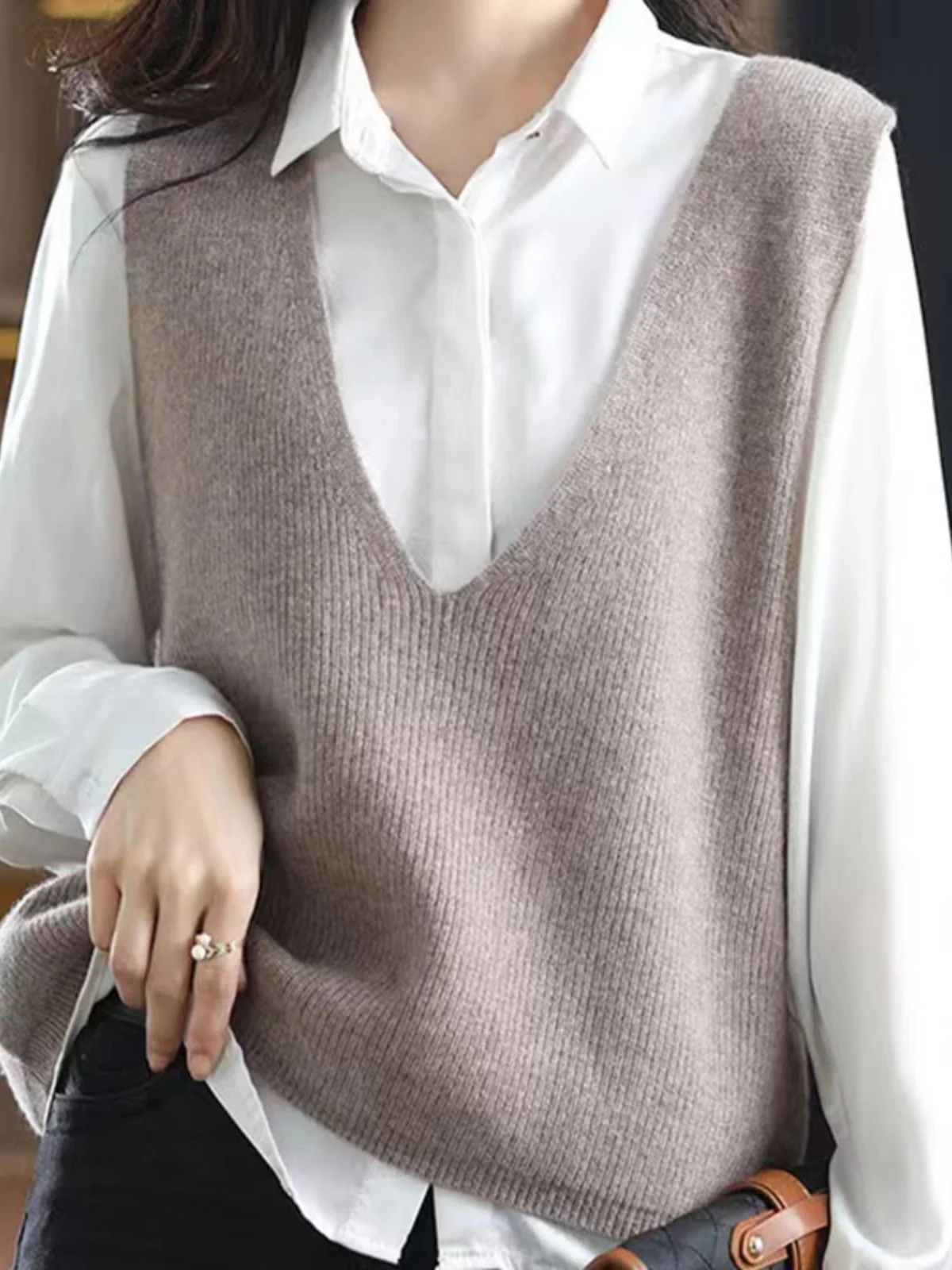 

Новая женская вязаная шерстяная жилетка свободного кроя с V-образным вырезом и подплечниками, модная верхняя одежда для повседневной носки, осень 2025