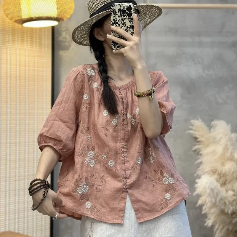 Csa Fena Casual de Linho Fino com Bordado Artístico, Gola Redonda, Botão Único, Manga Cinco e Caimento Solto – Nova Co...