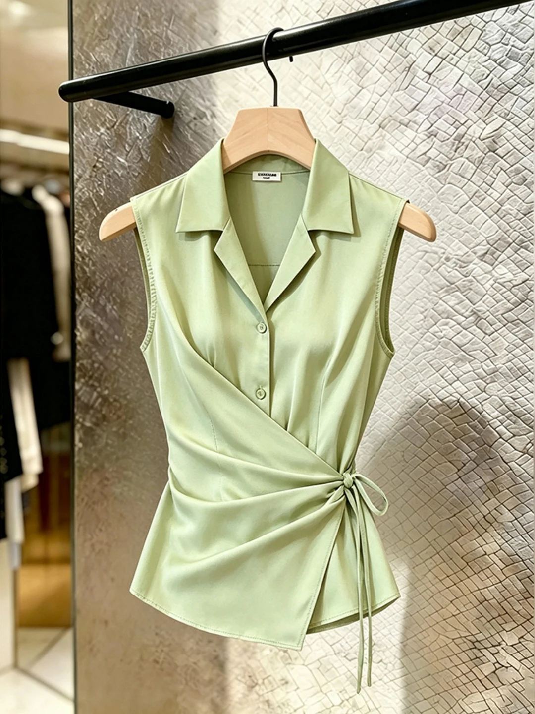 

Trendy Green Sleeveless Belted Shirt Women's Outerwear Summer 2026 Breathable Skin-friendly Age-defying Waist-cinching