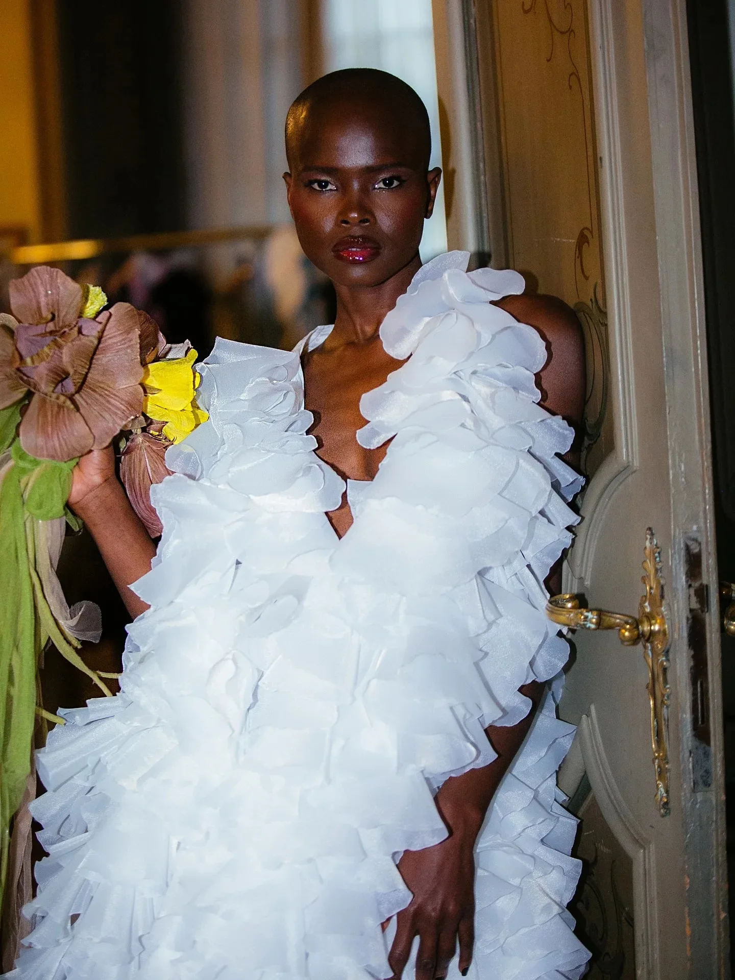Nuevo vestido de alta costura para mujer, vestidos de fiesta de Organza plisados con cuello en V para evento de boda, vestido de Gala, vestidos largos de graduación con volantes