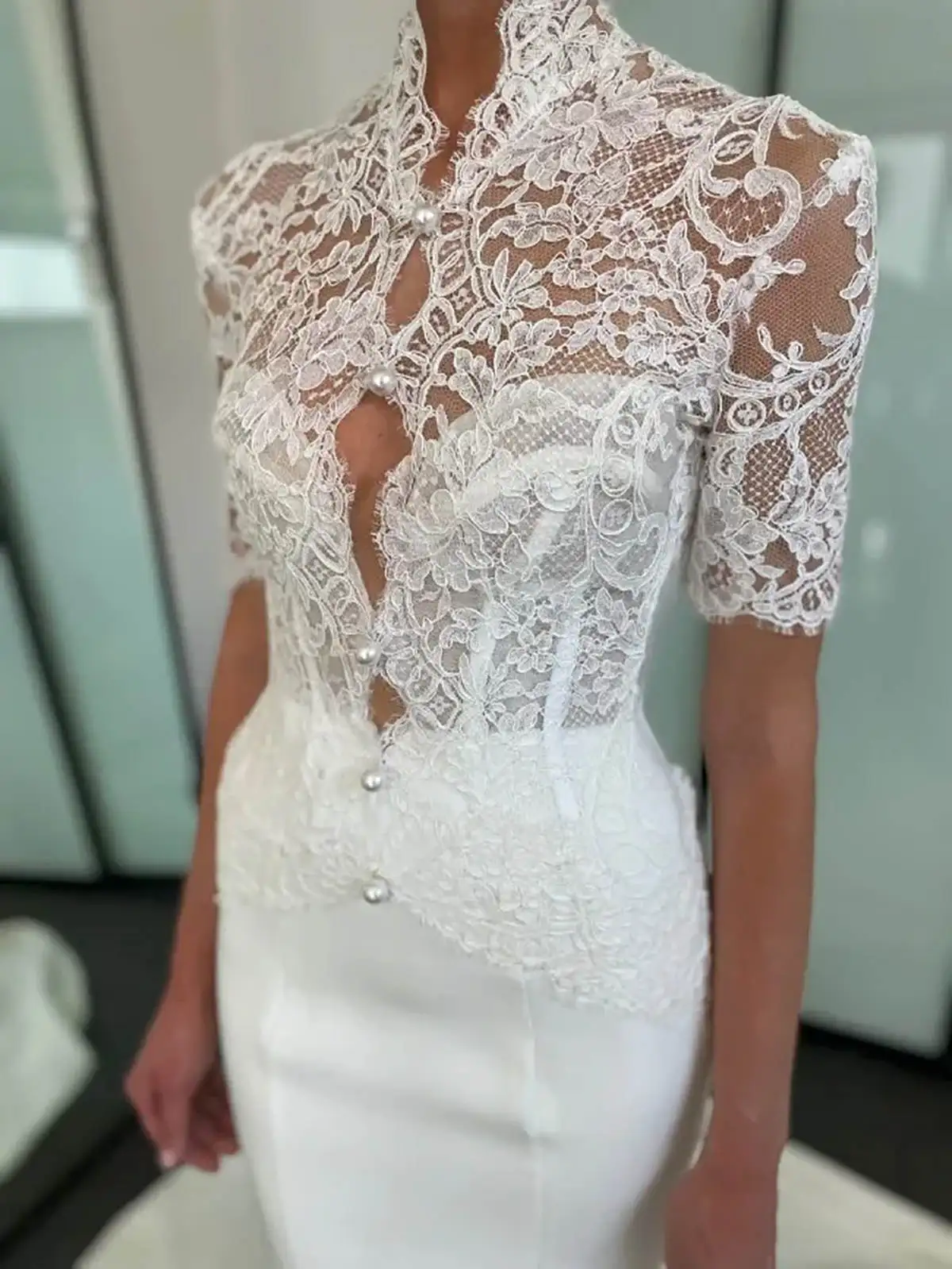 Graceful Wedding Cape Lace Appliques Bridal Jacket Short Sleeveless Pearls Wraps White Ivory Accessories Jackets Customized