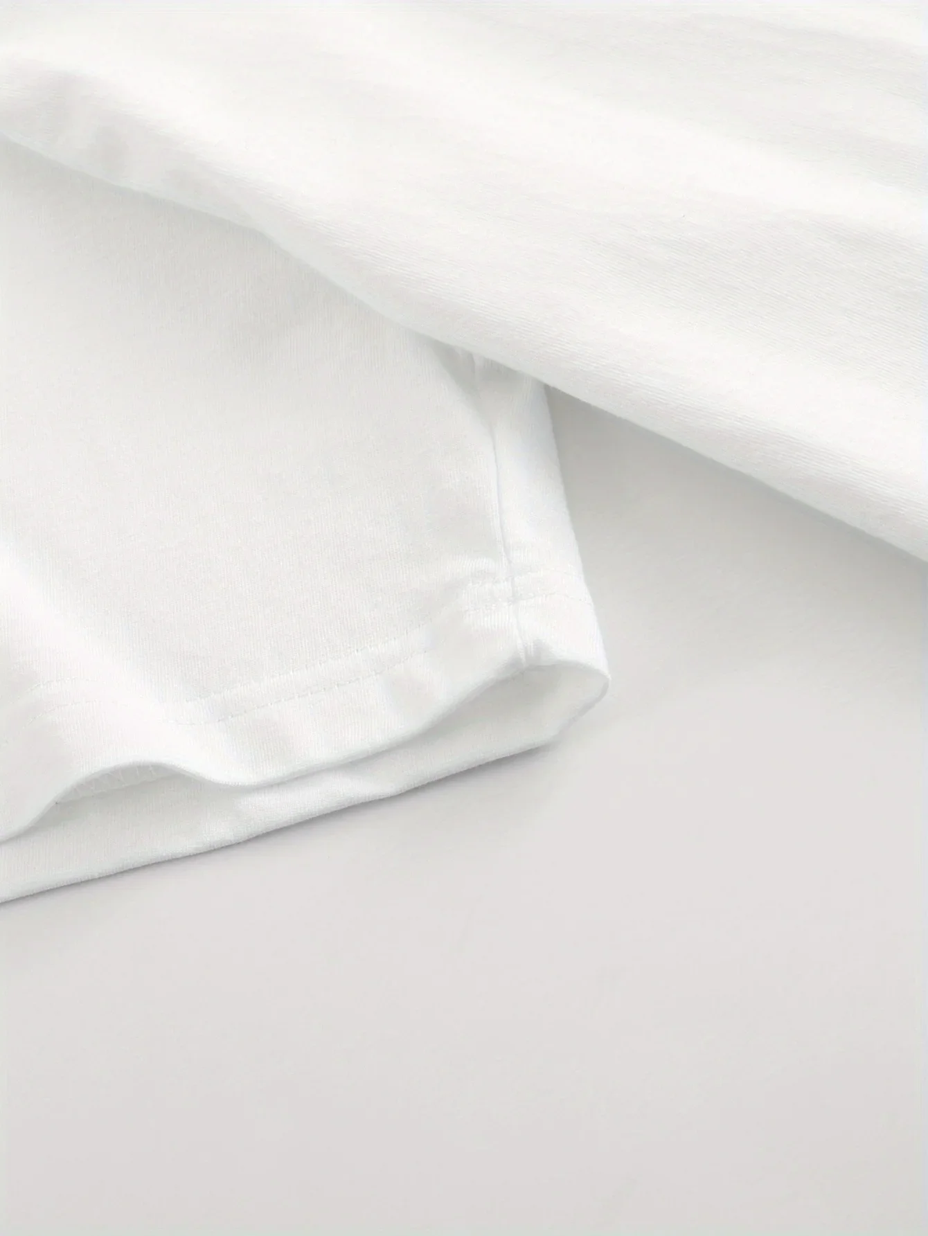 تي شيرت نسائي أبيض مع طباعة جرافيك باللون الأحمر الوردي الذهبي مناسب برقبة دائرية وأكمام قصيرة كاجوال للحفلات الصيفية Y2K