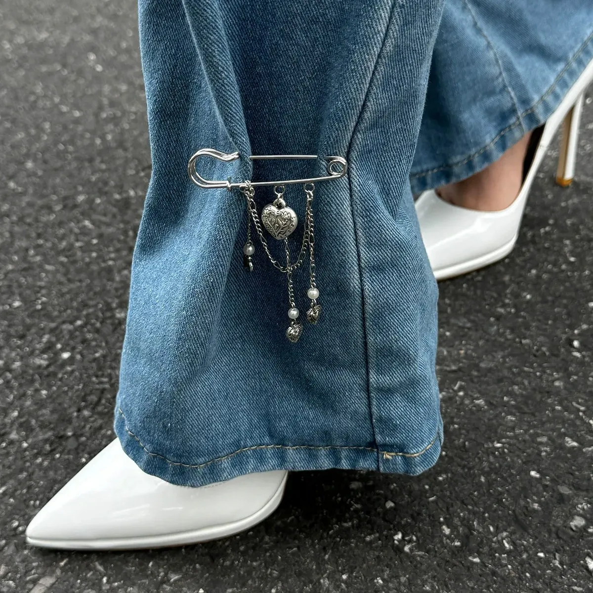 Ins-inspirierte Metallketten-Herzanhänger-Brosche, verstellbarer Dekor-Pin für Damen, trendiger Schmuck für den Alltag, Partys und als Geschenk.