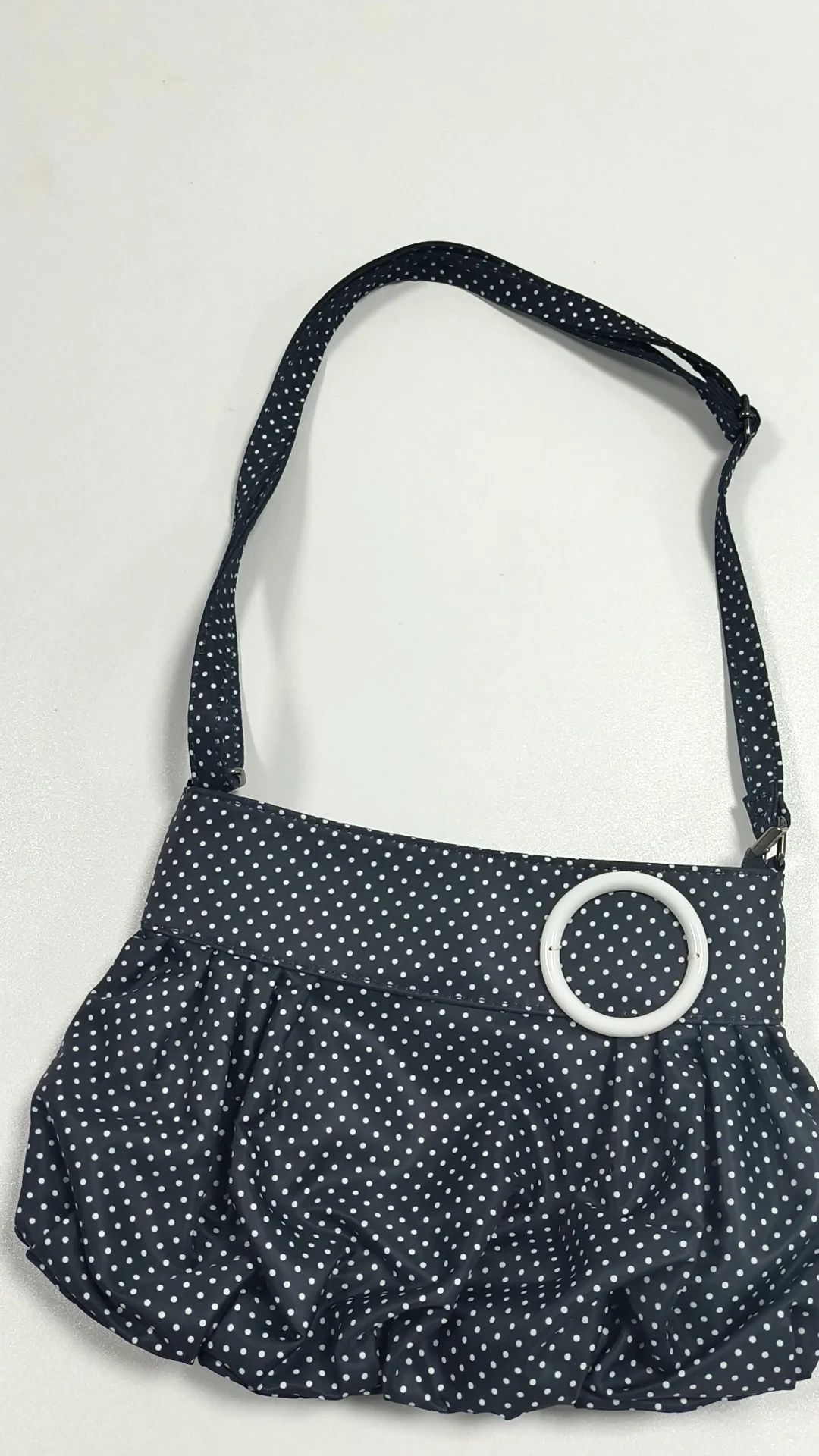 Koreanische Umhängetasche mit Polka Dots, große Tragetasche mit plissiertem Design und Holzknopf-Dekor, niedliche lässige Handtasche für Mädchen – Detail 8