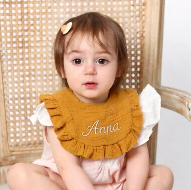 Personalized Embroidered Baby Bib Ruffle Edge Cotton Muslin Bib Custom Name Gauze Feeding Bib for Newborn Infant Baby Shower Gif