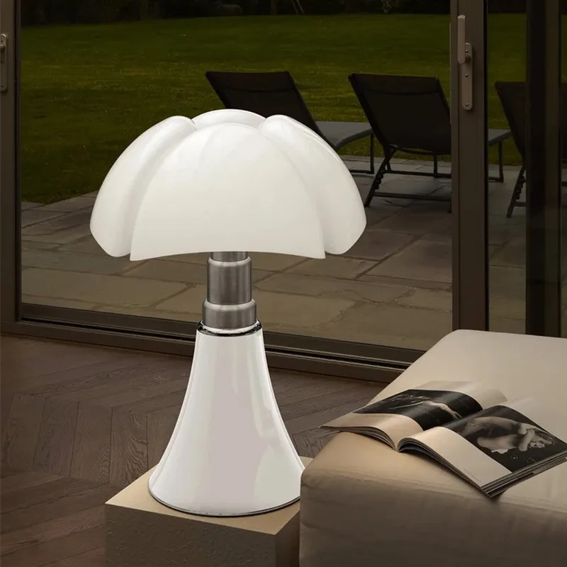 

Light luxury bat table lamp, bedroom bedside, high-end feeling, living room table lamp creative petal decoration table lamp