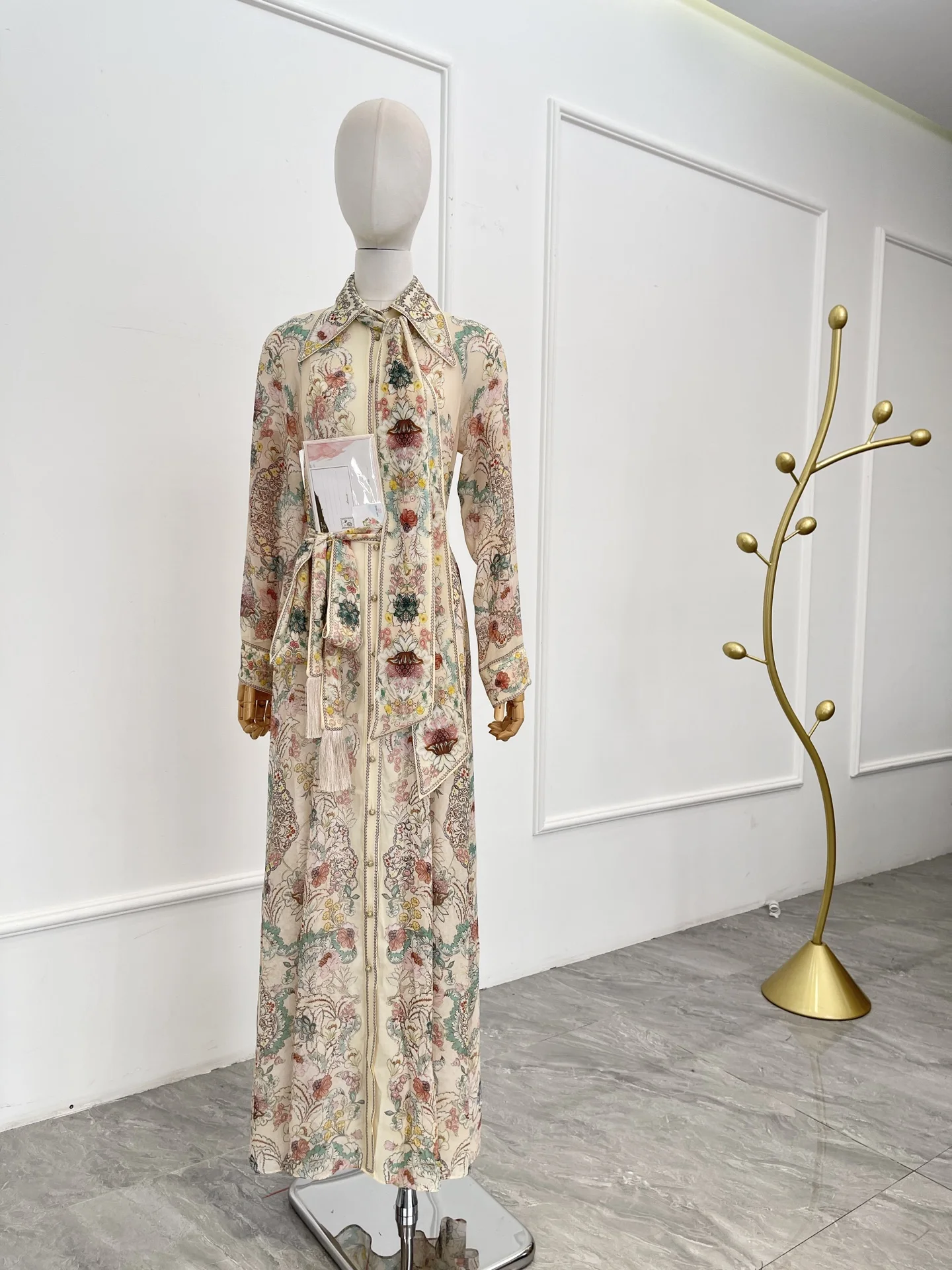 فساتين نسائية حرير كتان 2025 ماكسي جديد أنيق بيج بطبعة زهور وأكمام طويلة #2