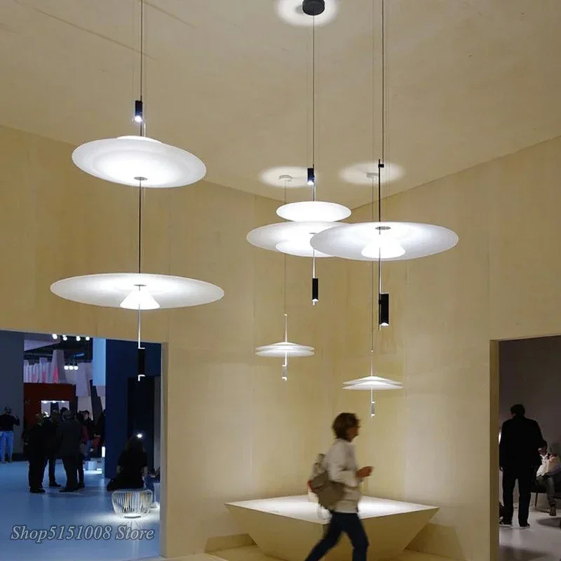 Studio italiano Club Villa UFO Lampadario Ristorante Bar Sala espositiva Illuminazione Lampada a sospensione di lusso semplice e leggera Arredamento della stanza