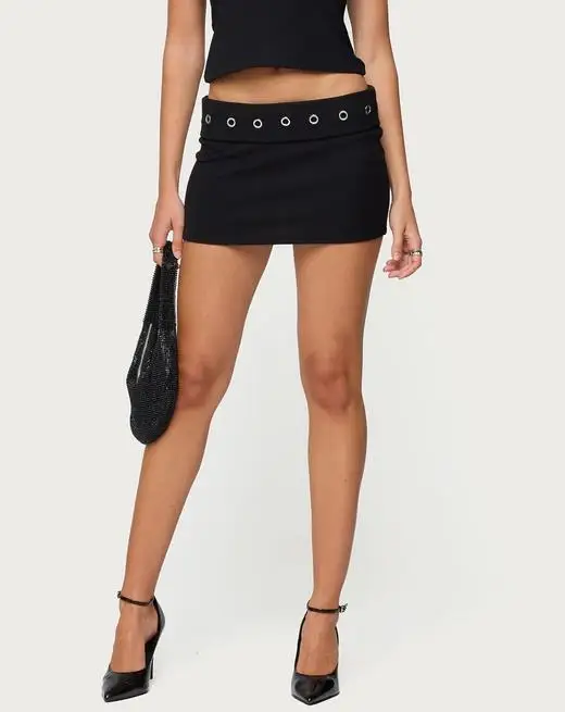 Zmysłowa i pełna wdzięku w naszych spodniach z falbankami - białe (rozmiar S, M, L) na każdą okazję