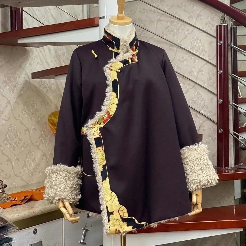 Sowohl tibetische Männer als auch Frauen haben die gleichen Winter-Baumwollkleidung und dicke tibetische Kleidung