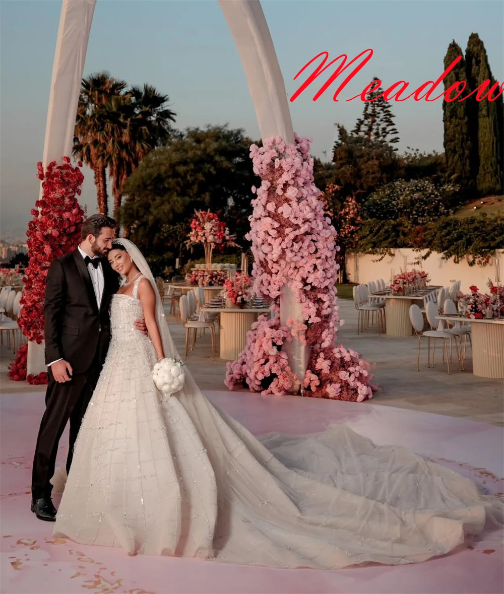 カスタマイズされた絶妙なホワイトオーガンザブライダルドレスエレガントなストラップレスキャップスリーブスパンコールのウェディングドレスチャペルトレインオープンバックドレス