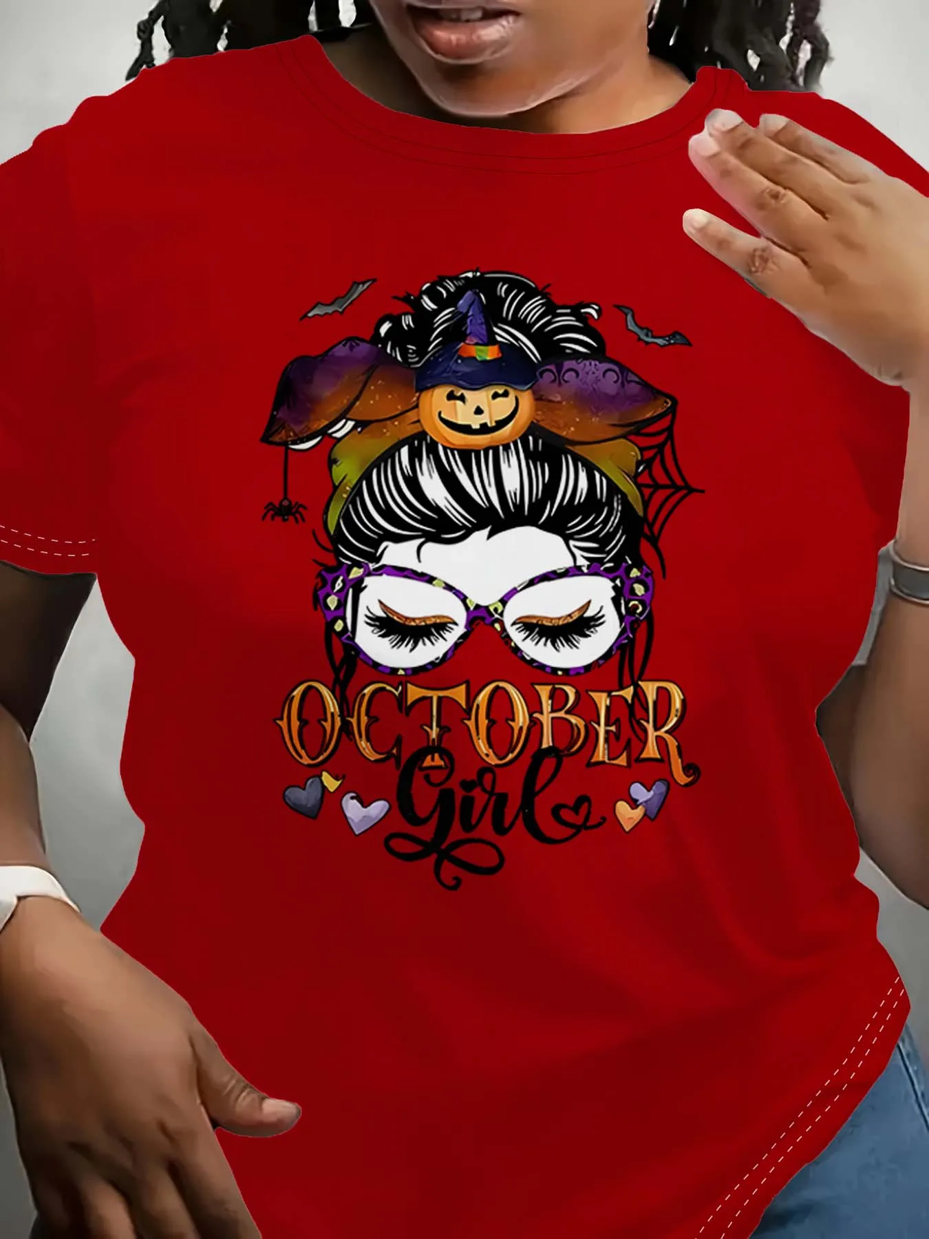 

Жевательная девушка больших размеров с акцентом тыквы и модными моторошными деталями