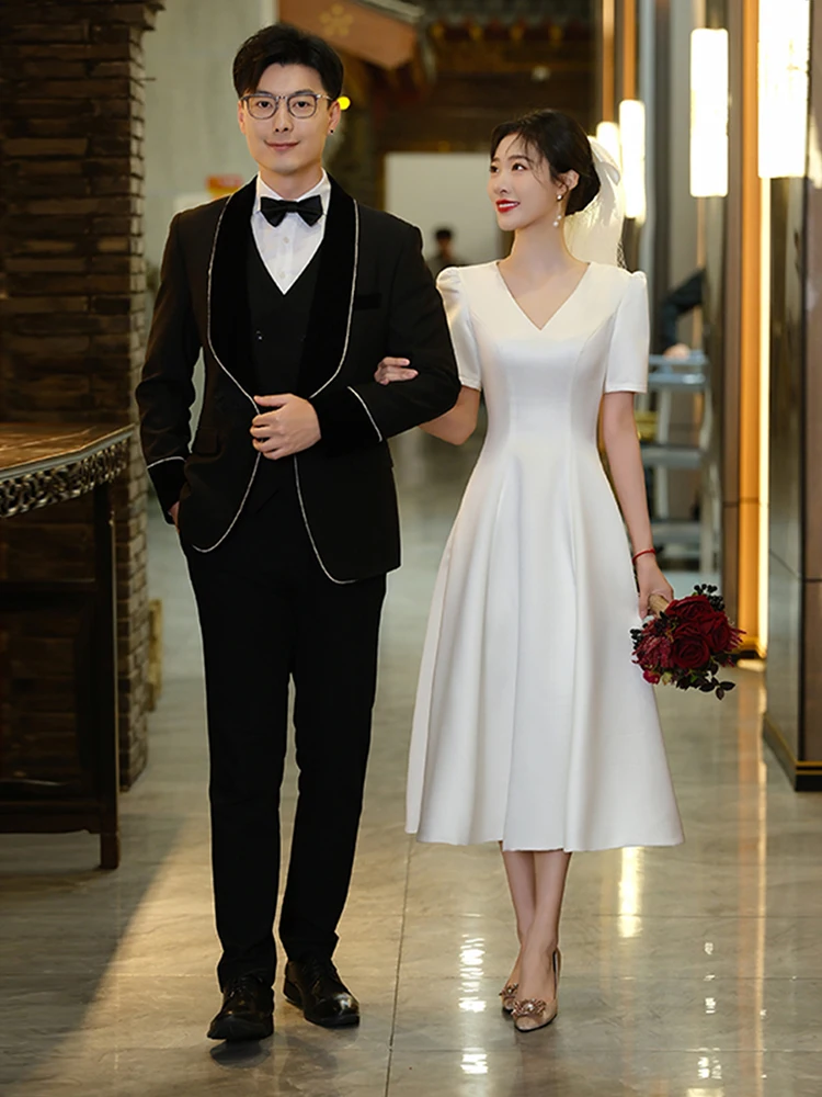 

Элегантное белое свадебное платье из атласа с глубоким V-образным вырезом, приталенное, А-силуэт, с завышенной талией