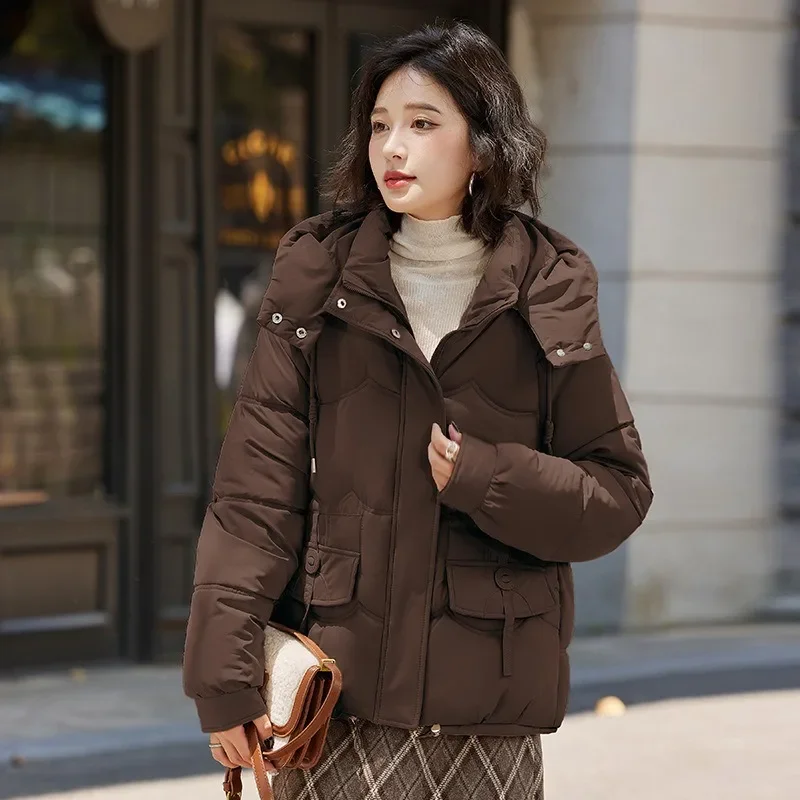 Giacca invernale in cotone corto, ampio e spesso da donna nuova 2024, alla moda e casual, giacca in cotone rosso Internet, alla moda