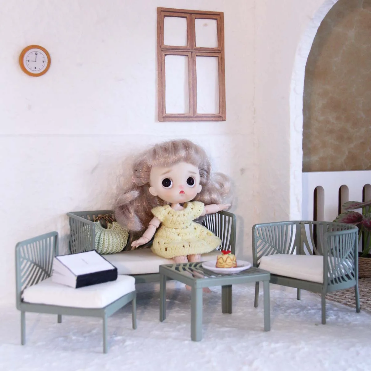 

Miniature Metal Sofa Set with Coffee Table & Chairs Dollhouse Furniture for OB11 BJD Dolls, Living Room Scene Decoration Props