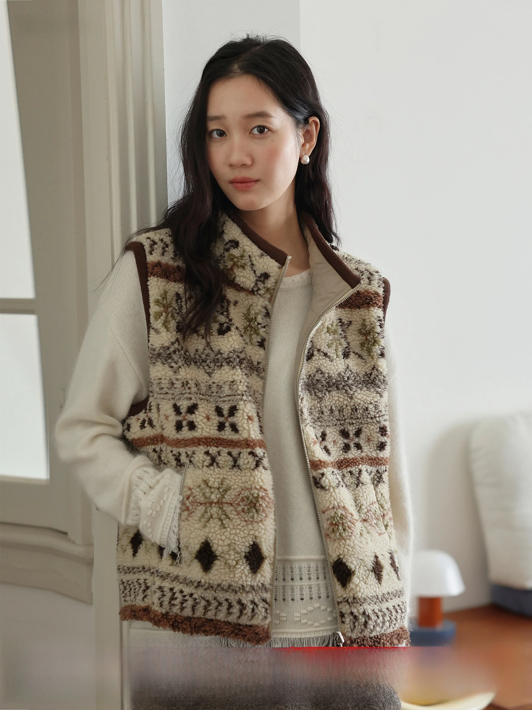 

MUNNS Double-Sided Wearable Thi Fce Lined Embroidered Jaet Lamb Fur Trim V-Ne Zipper Closure Regular Length Vest