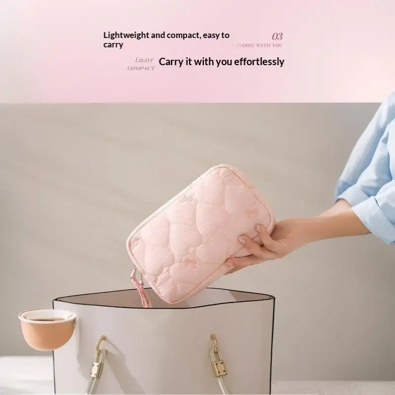 Niedliche, gesteppte Kosmetiktasche mit weichem, flauschigem Herzmuster, großes Fassungsvermögen zur Aufbewahrung von Make-up, ideal für Reisen. – Detail 9