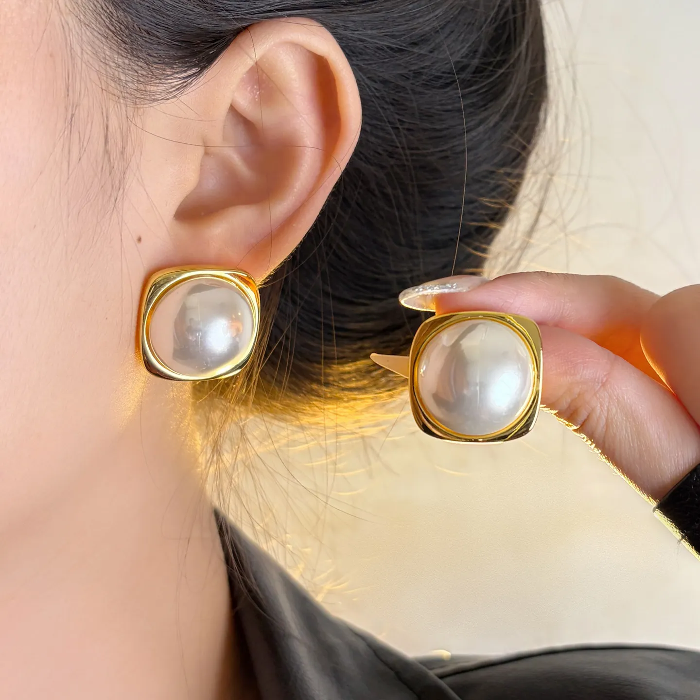 

2026 New Gold Square Pearl Earrings Luxury Exaggerated Stud Earrings for Women Fashion Temperament Jewelry