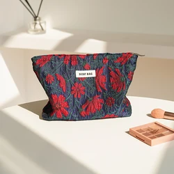 Borsa per il trucco da donna fiori rossi Design con cerniera di grande capacità borsa per la conservazione del rossetto cosmetico borsa da toilette portatile pochette da viaggio