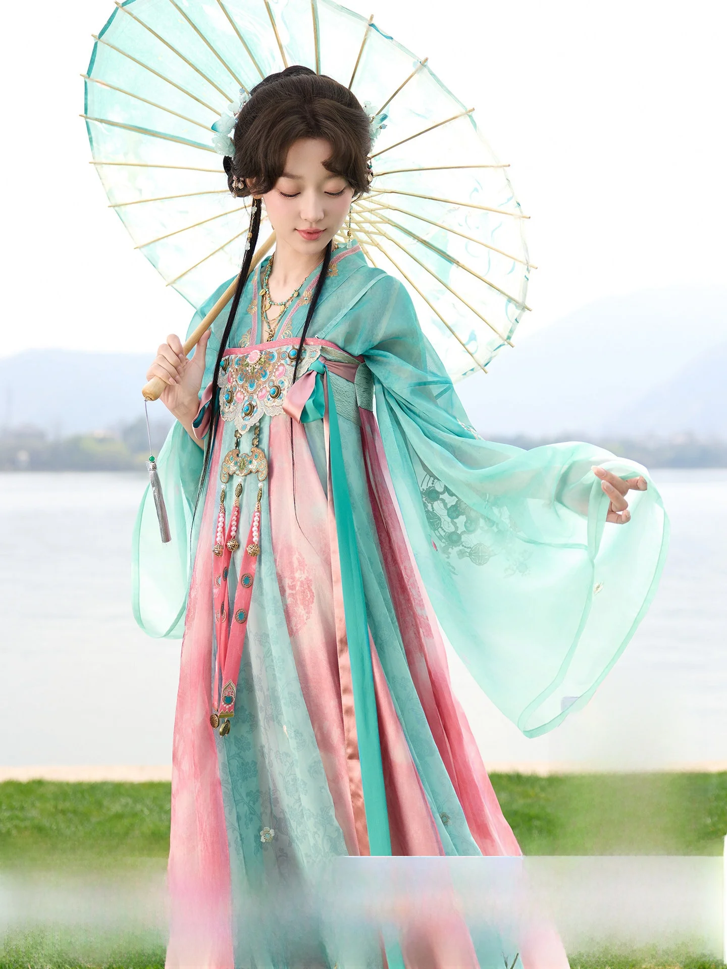

Thirteen Excess Lotus Spring Valley Collision Color Pleated Top Chest Skirt Floral Embroidery Tang Dynasty Hanfu Se...