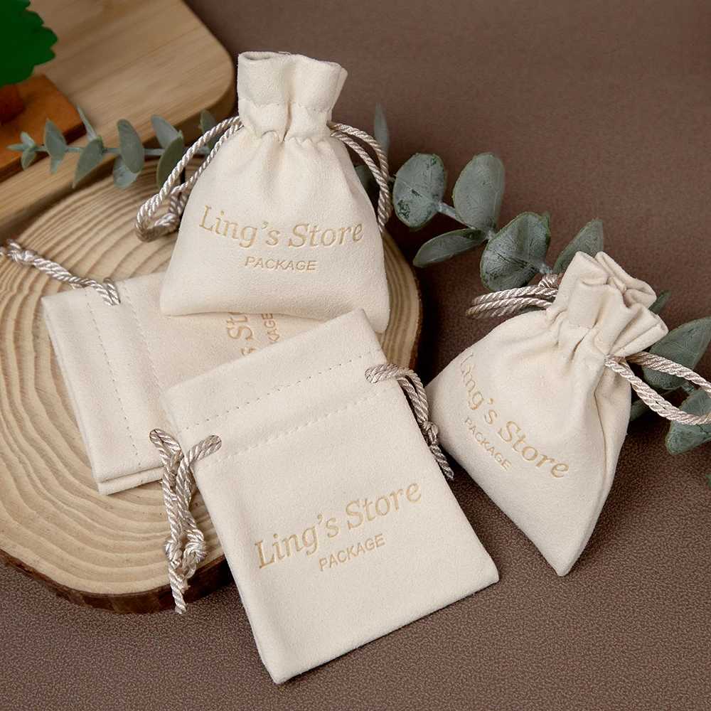 

50 шт., бежевая сумка для упаковки ювелирных изделий с персонализированным логотипом, сумка из микрофибры на шнурке, косметический бутик, парфюмерные покупки, подарочное хранилище