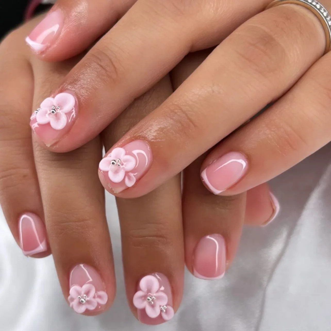 

24pcs Simple White Flower Fake Nails Short Square French False Nail Nude Pink Full Cover Nail Tips Wearable Press on Nails Sets