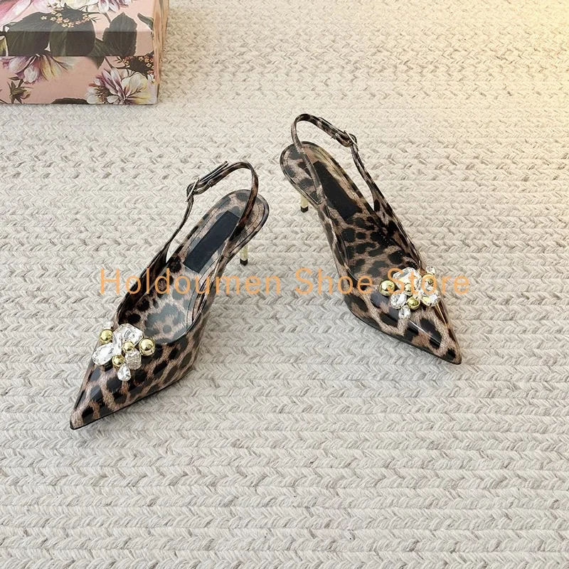 

Сексуальные туфли-лодочки с леопардовым принтом, разноцветные, из лакированной кожи, с декором из бусин и страз, женские туфли-слингбэки на металлическом каблуке-шпильке