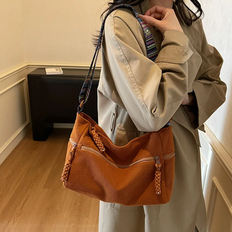 

Новая модная модная сумка через плечо, нишевая дизайнерская сумка-мессенджер, большая вместительная сумка для пельменей, женский простой спортивный пригородный рюкзак