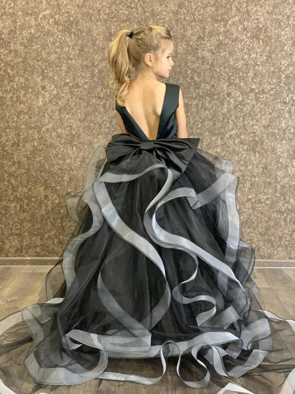 2024 schwarze Blume Mädchen Kleider ärmellose Tüll Rüschen Fliege zurück Perlen Gürtel Prinzessin Kind Kleid für Weihnachten Party kleid