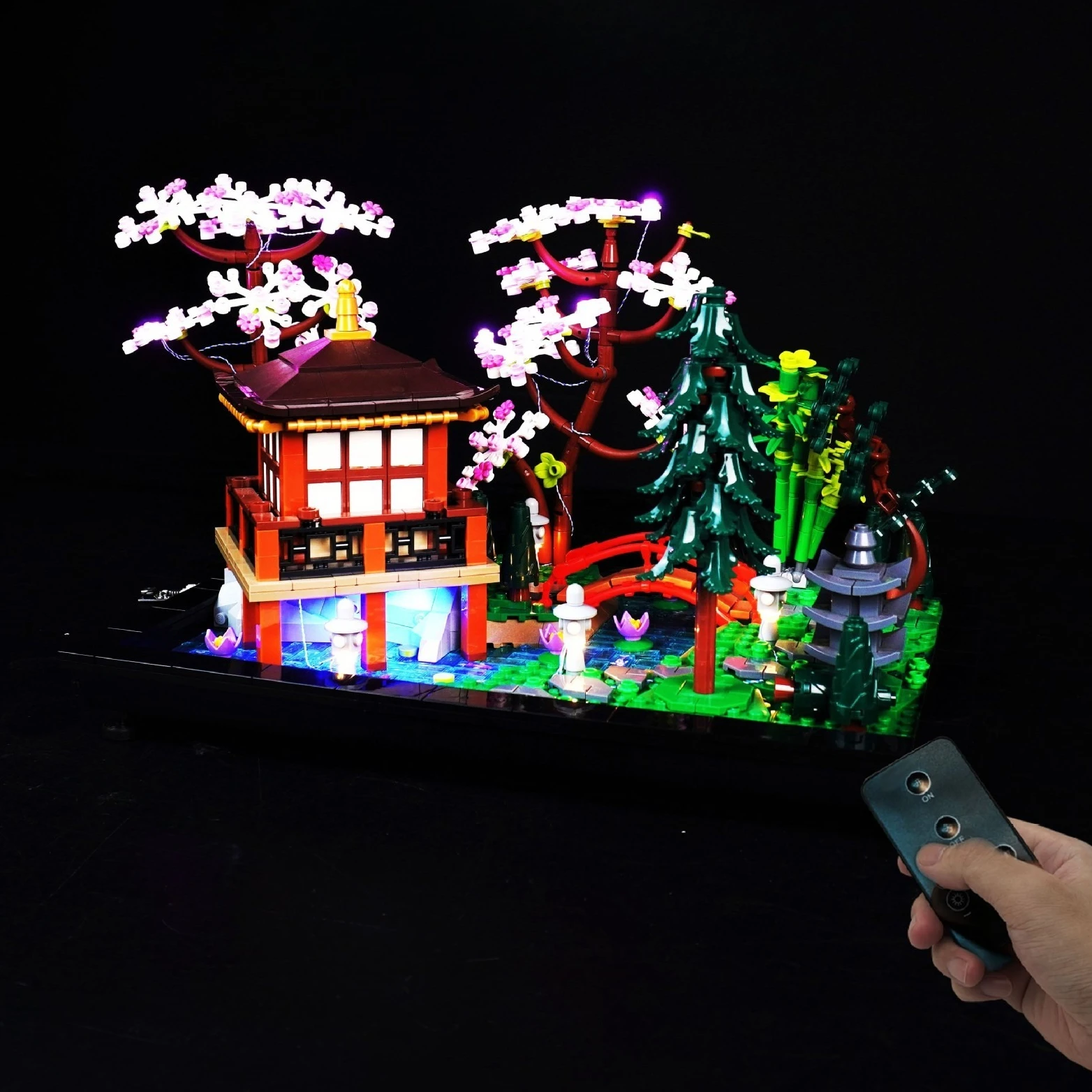 

Комплект светодиодных фонарей подходит для LEGO Tranquil Garden 10315, не включает строительные блоки