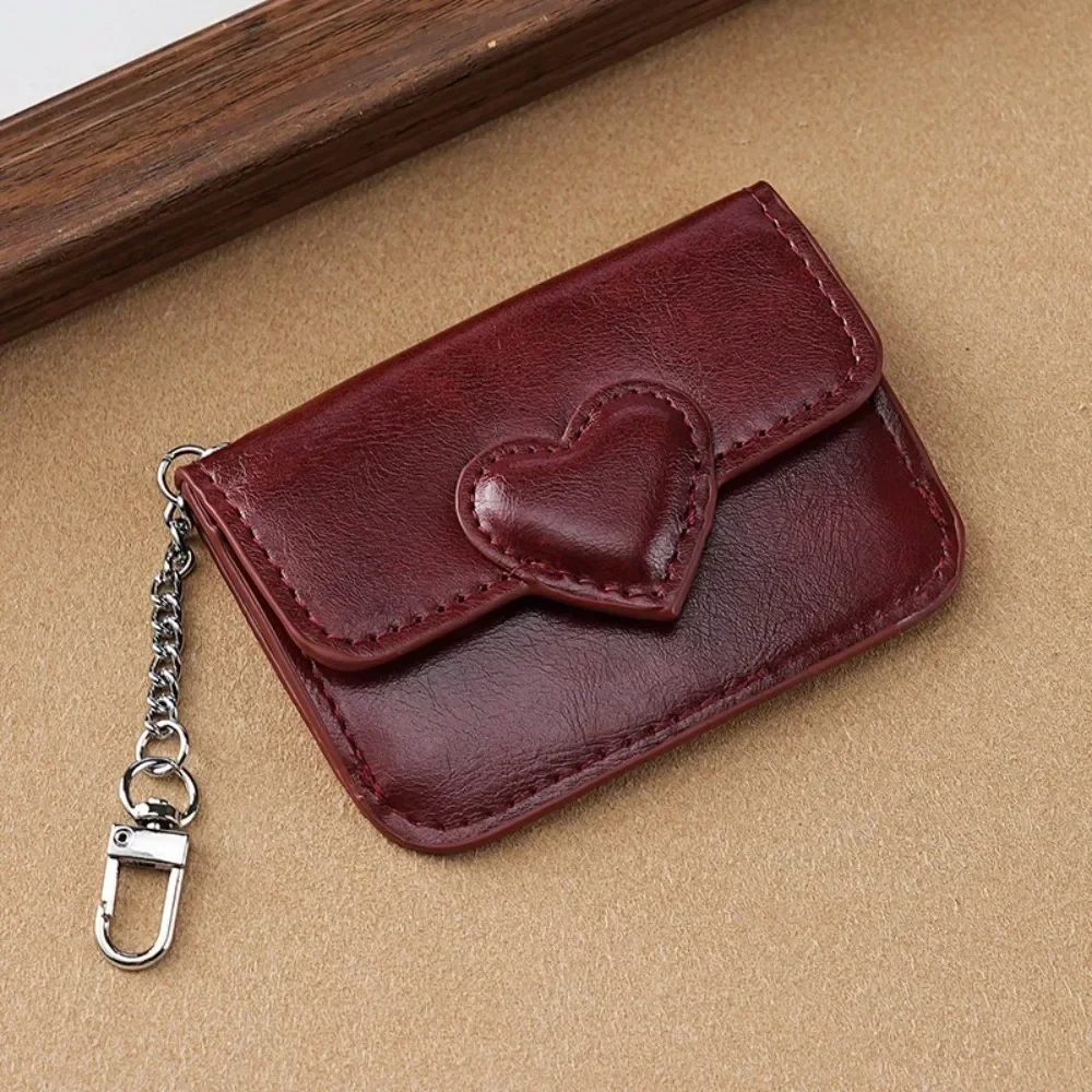 Le petit portefeuille en forme de cœur avec plusieurs compartiments dans le sac à cartes Love possède plusieurs emplacements pour ranger les pièces de monnaie.