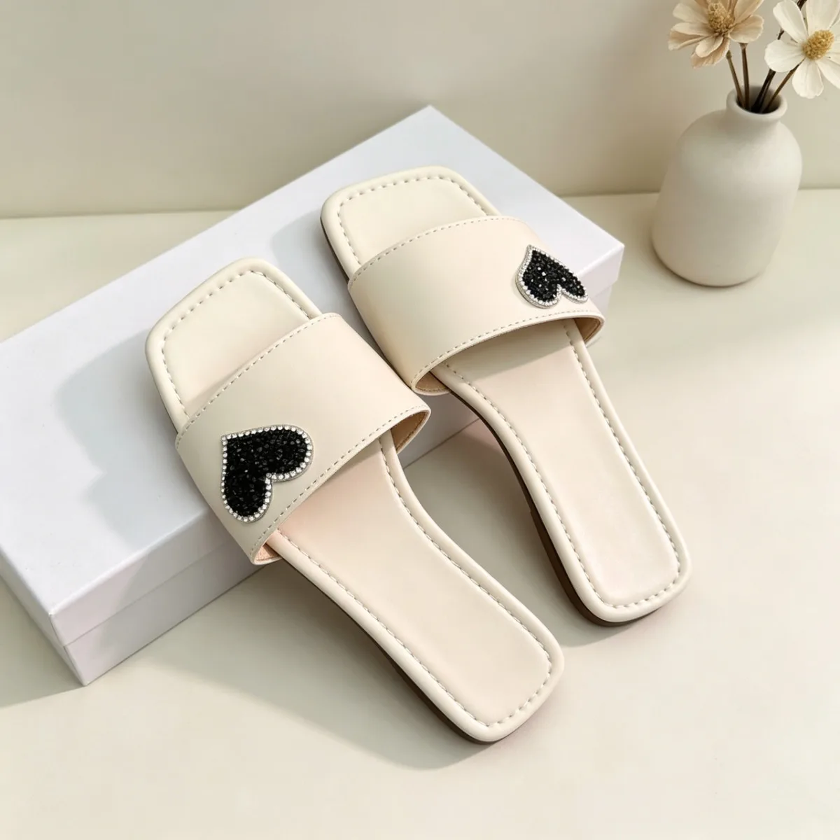 New Summer Women's flat bottom square head rhinestone decorate slippers Fashion One-strap Beach Non-slip Flip-flop Sandals