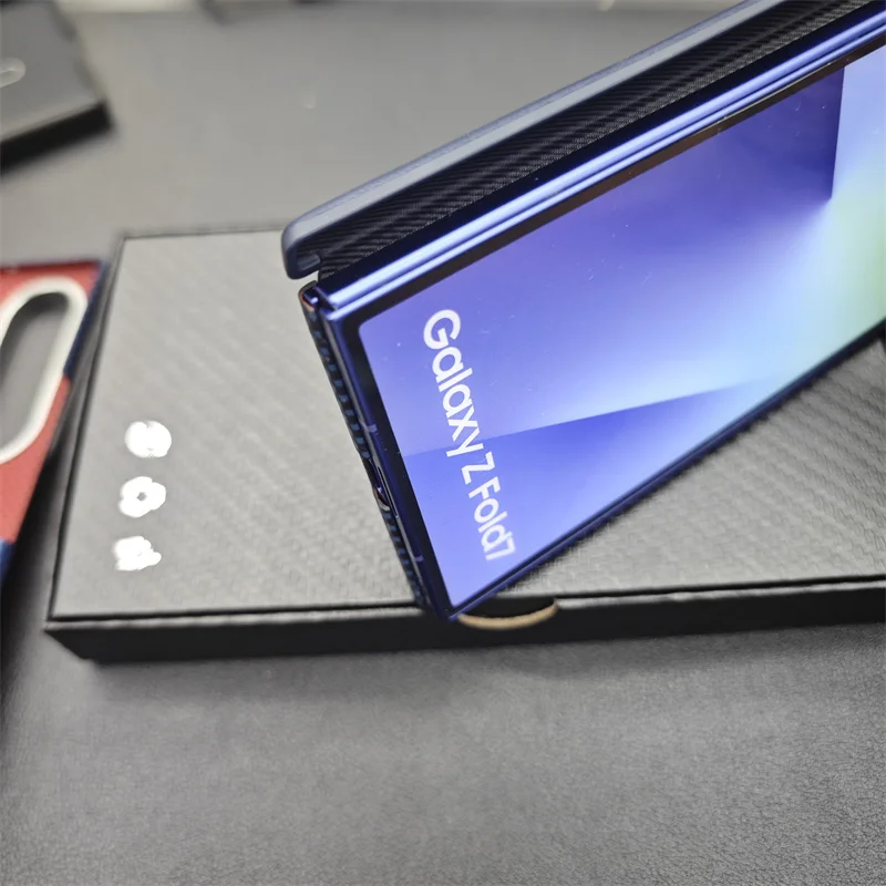 Etui magnetyczne z włókna aramidowego na centralną oś do Samsung Galaxy Z Fold 7, ultracienkie etui ochronne z włókna aramidowego w stylu karbonu.