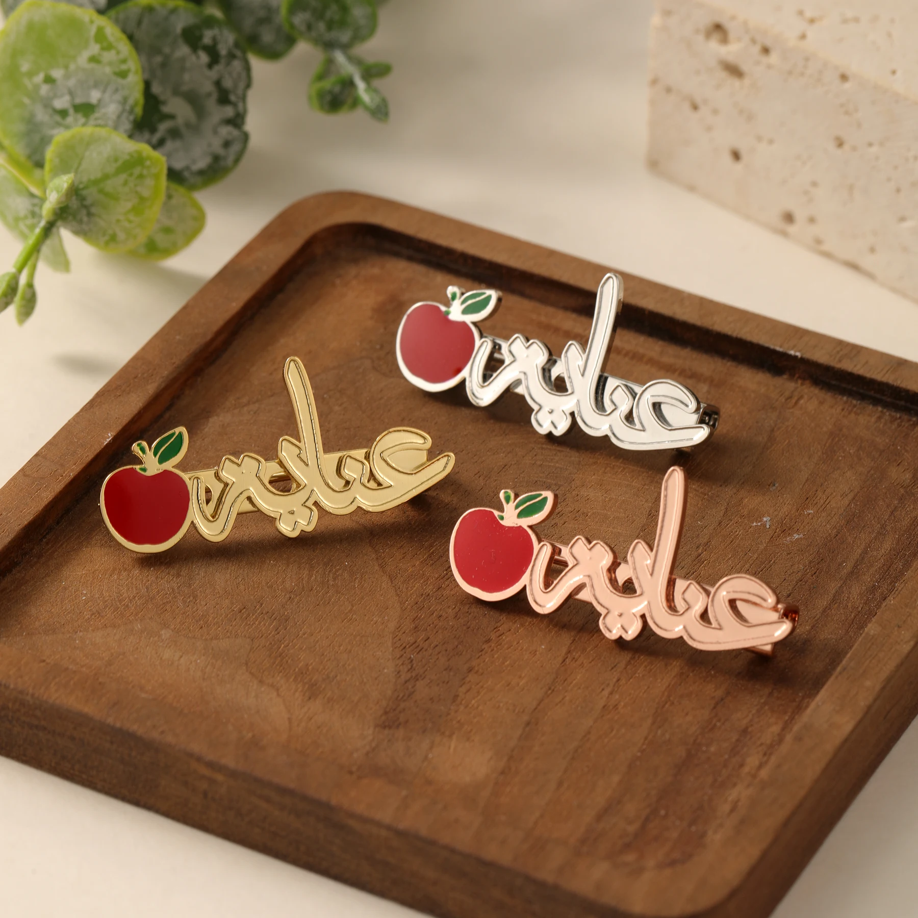 

Брошь с арабским именем на заказ, позолоченная ежемесячная фруктовая дизайнерская исламская культурная булавка, индивидуальный подарок для женщин, модный хиджаб